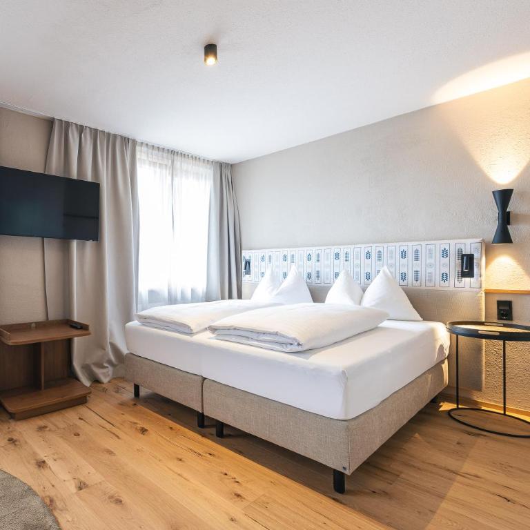 Upside Down Town Hotel Neue Post - Junior Suite mit Balkon - 2