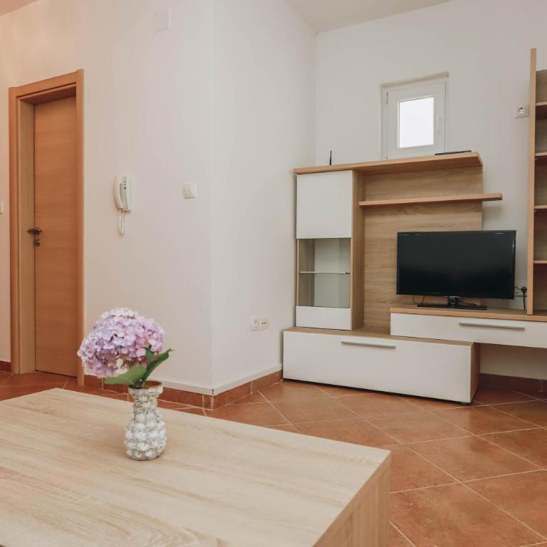 Duplex 3 bedrooms on the first line in Petrovac - One-Bedroom Apartment - 33