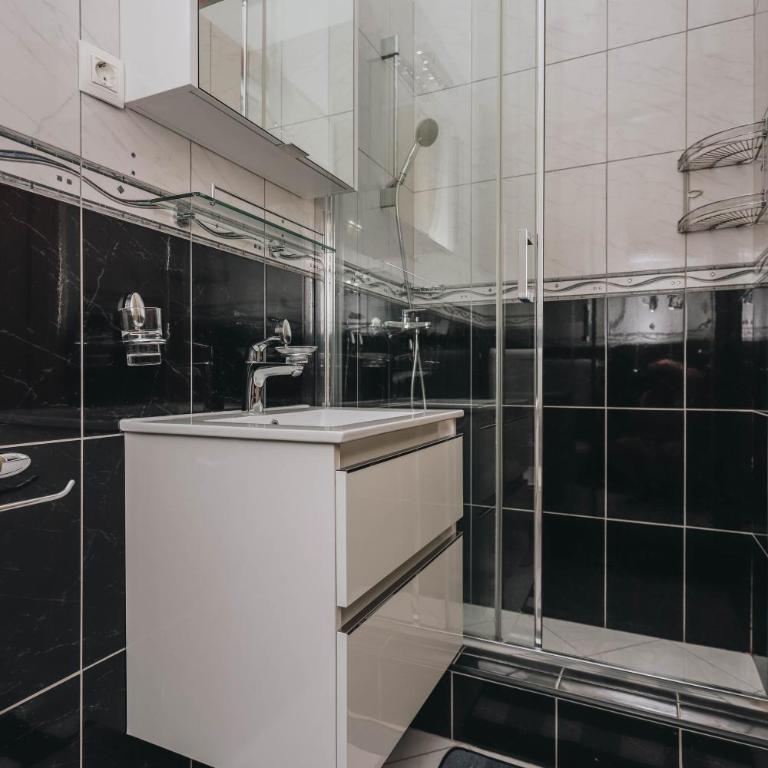 Duplex 3 bedrooms on the first line in Petrovac - One-Bedroom Apartment - 35