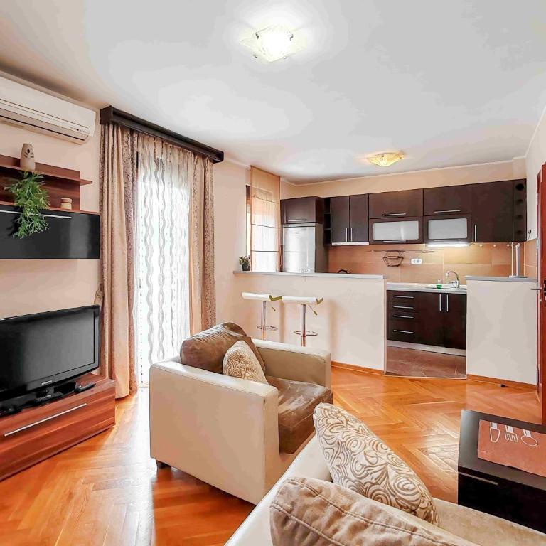 Sunny three-bedroom apartment in Budva - Apartman sa 3 Spavaće Sobe - 1