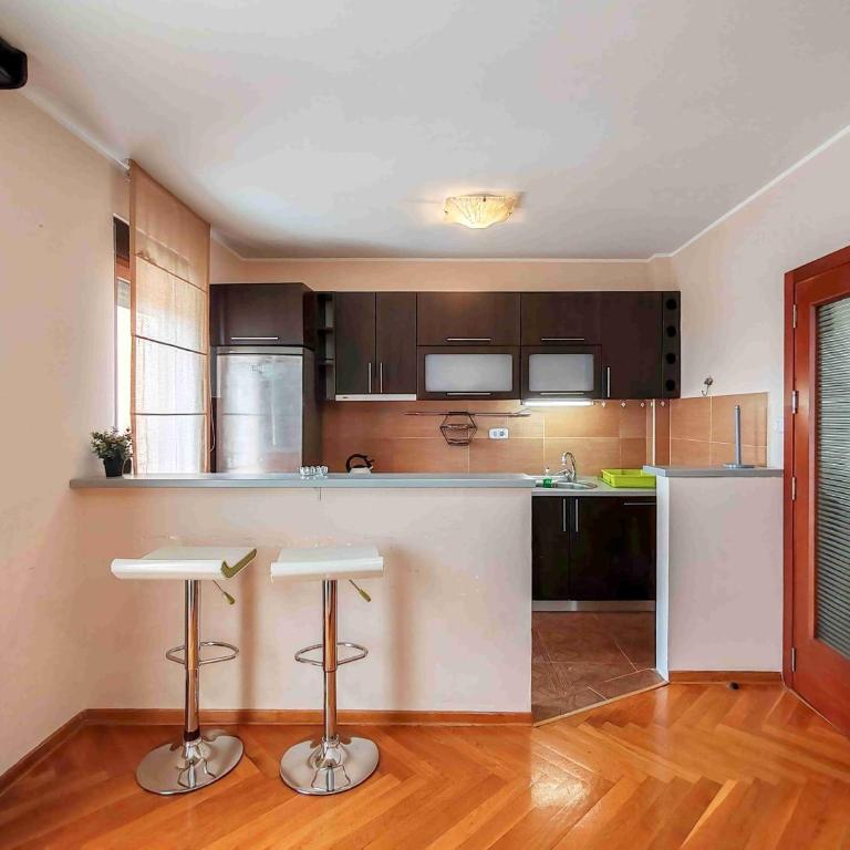 Sunny three-bedroom apartment in Budva - Apartman sa 3 Spavaće Sobe - 9