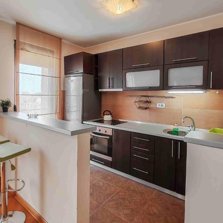 Sunny three-bedroom apartment in Budva - Apartman sa 3 Spavaće Sobe - 4