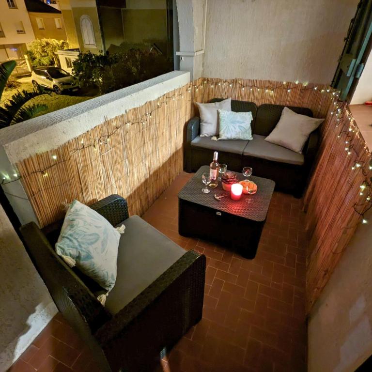 "OFFRE ANNIVERSARY GENIUS LONG SEJOUR" -- SPECIAL COUPLE -- CALME EN PLEIN COEUR DU VAR - Terrasse Sud - Lit Queen Size - Netflix - Climatisation & Wifi - Parking Privé -- A 2MIN CENTRE-VILLE et 6MIN MER & PORT - Apartamento de 1 dormitorio - 6
