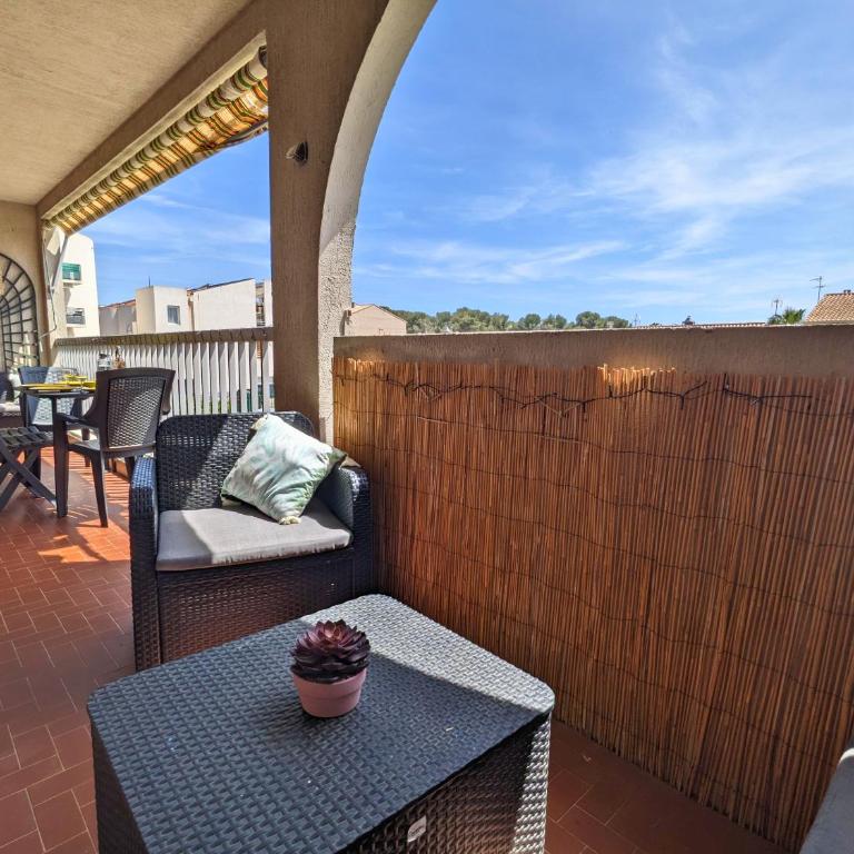 "OFFRE ANNIVERSARY GENIUS LONG SEJOUR" -- SPECIAL COUPLE -- CALME EN PLEIN COEUR DU VAR - Terrasse Sud - Lit Queen Size - Netflix - Climatisation & Wifi - Parking Privé -- A 2MIN CENTRE-VILLE et 6MIN MER & PORT - Apartamento de 1 dormitorio - 5