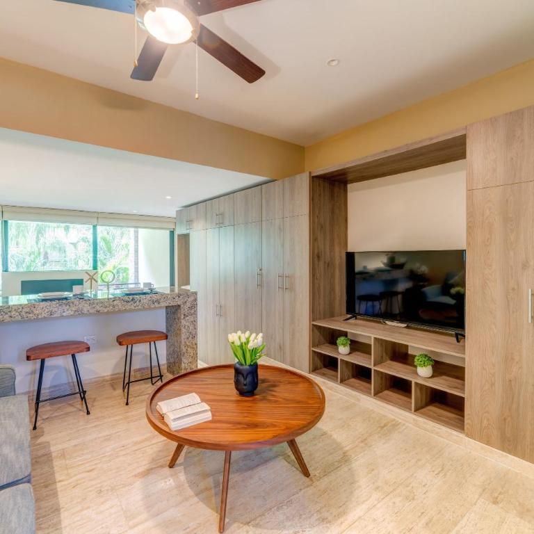 Sunlit Studio 4 Blks from 5th Ave with Pools & Gym - Studio avec Balcon - 3