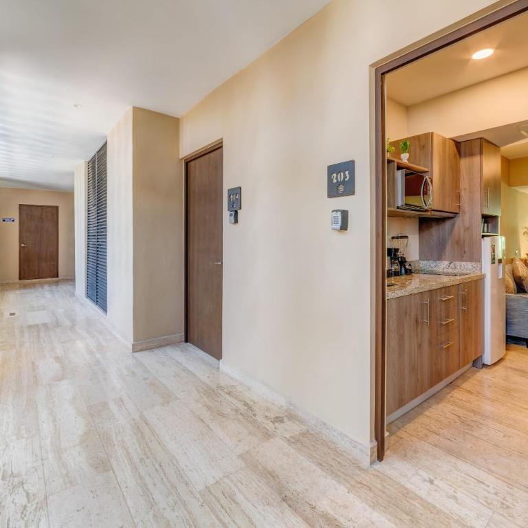 Sunlit Studio 4 Blks from 5th Ave with Pools & Gym - Studio avec Balcon - 17