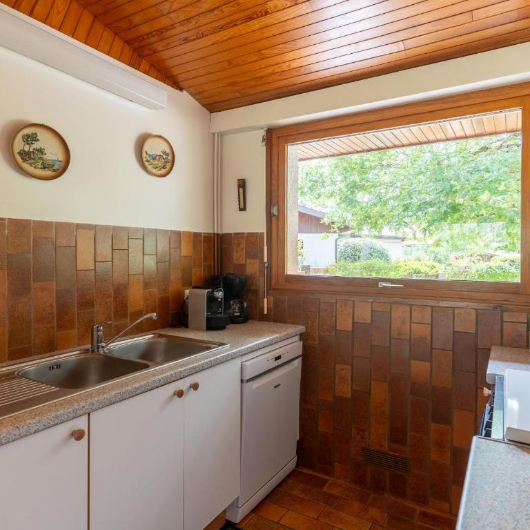 Maison Familiale au Milieu des Pins à Biscarrosse - 6 Pers, 300m du Lac, Ménage Inclus - FR-1-319-573 - Maison de Vacances - 3