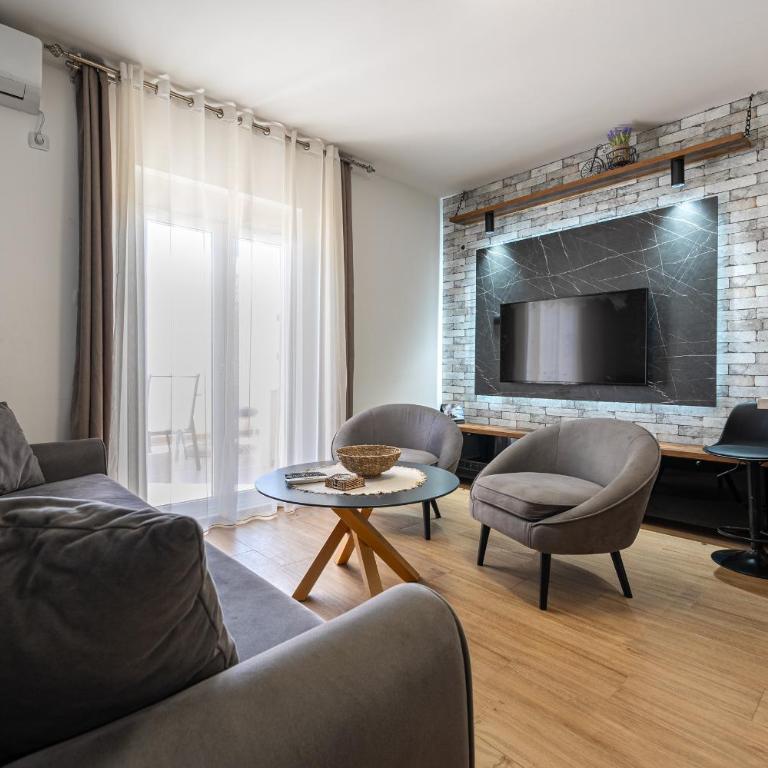 Hillside Apartments - One-Bedroom Apartment with Terrace - 5