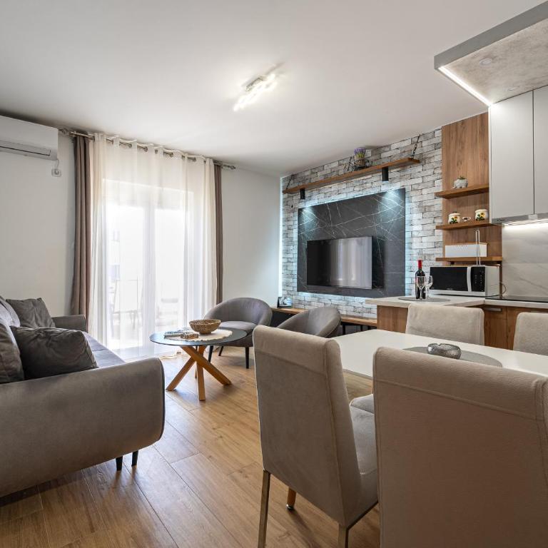 Hillside Apartments - One-Bedroom Apartment with Terrace - 8