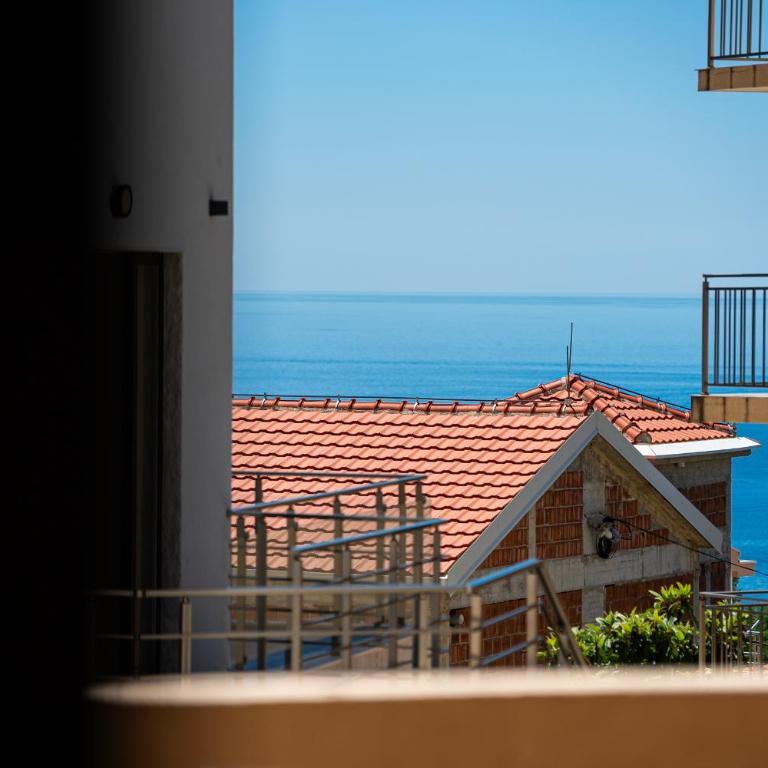 Hillside Apartments - One-Bedroom Apartment with Terrace - 9