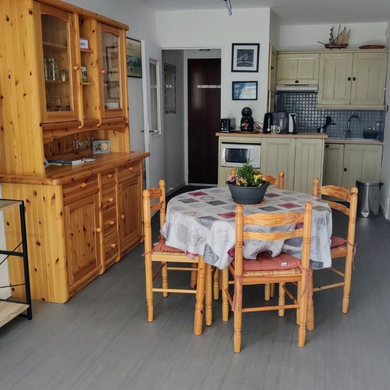 Spacieux appartement refait à NEUF - 4 pers - vue sur l'hippodrome - Apartamento de 1 dormitorio con balcón - 15