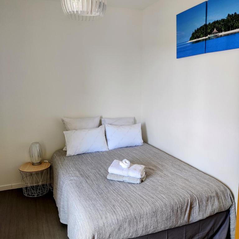 Spacieux appartement refait à NEUF - 4 pers - vue sur l'hippodrome - Apartamento de 1 dormitorio con balcón - 1