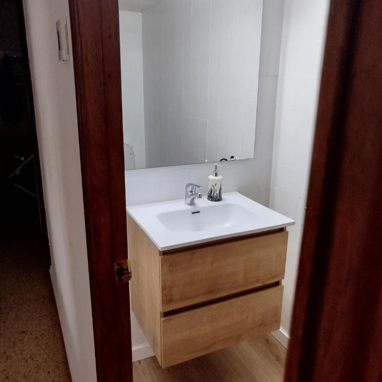 Apartamento con vistas al mar y buena ubicación - Three-Bedroom Apartment - 18