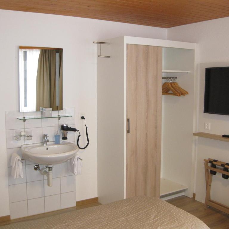 Hotel Hubertus - Doppelzimmer mit Gemeinschaftsbad - separates Gebäude - 2