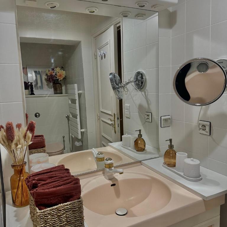 Champs Elysée Prestige Apartment - Two-Bedroom Apartment - 28