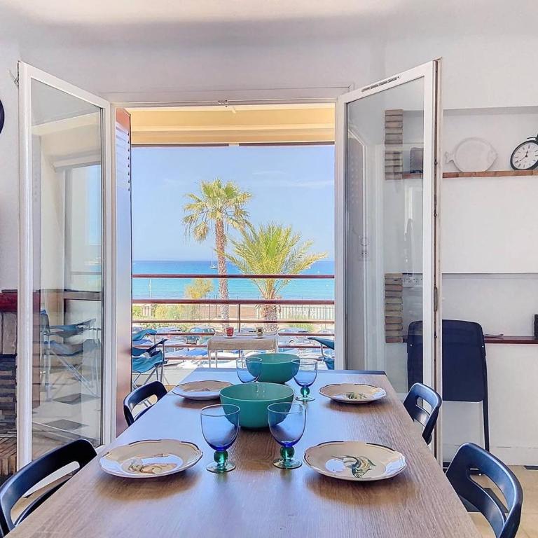 Appartement en bord de plage avec terrasse, parking privé, wifi et équipements modernes - FR-1-770-15 - Appartement - 1