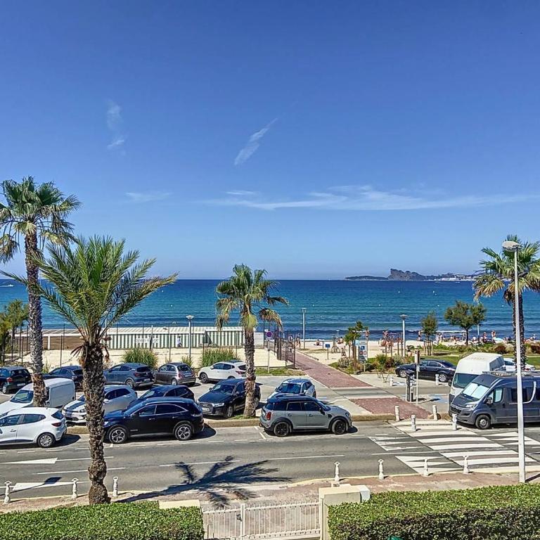 Appartement en bord de plage avec terrasse, parking privé, wifi et équipements modernes - FR-1-770-15 - Appartement - 4