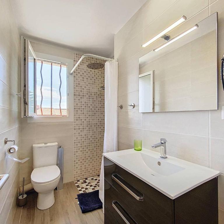 Appartement en bord de plage avec terrasse, parking privé, wifi et équipements modernes - FR-1-770-15 - Appartement - 15