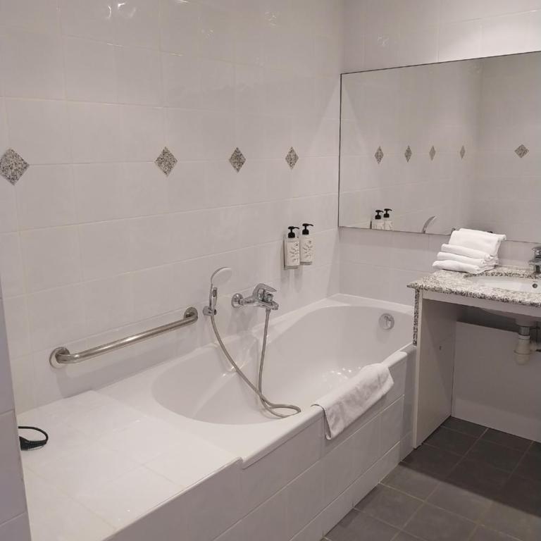 Residence Reine Marine - Appartement 2 Chambres (6 Adultes) avec Vue sur la Ville - 6