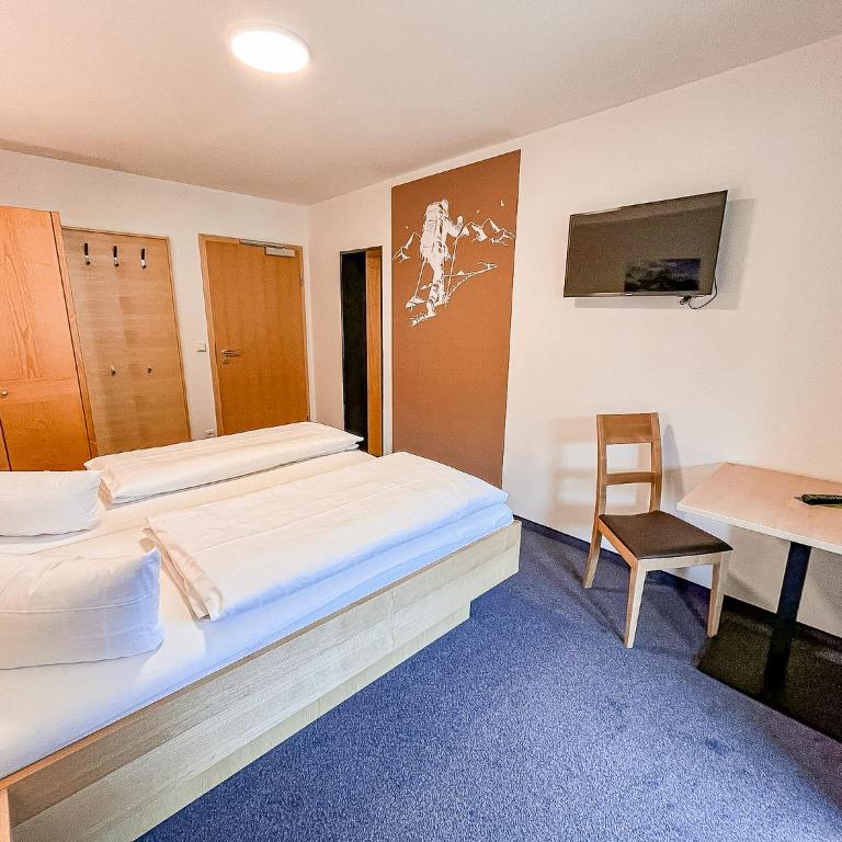 Fideliushaus - Double Room 08 with Balcony - 6