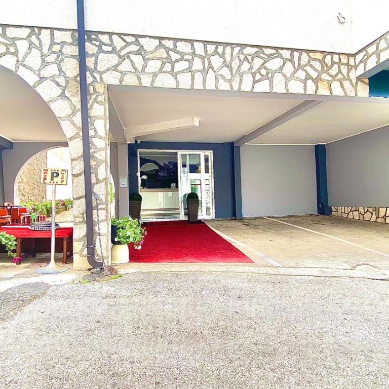 "VILLA DENY" Boutique HOTEL - included "FREE PARKING" - Standard Triple Room - 5