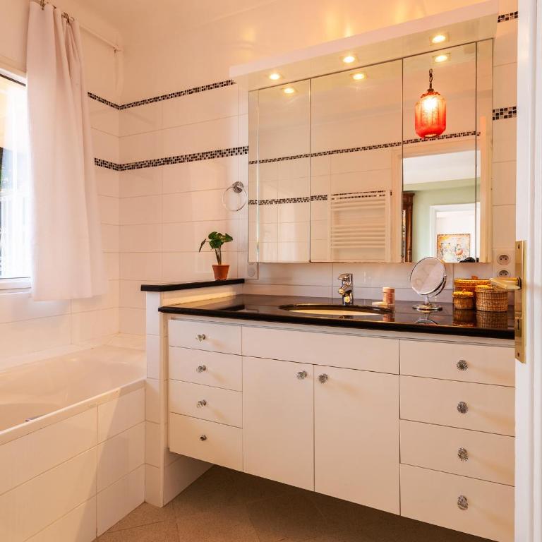 ROMANTIC VILLA VI4412 By Riviera Holiday Homes - Villa - Vue sur Mer - 24