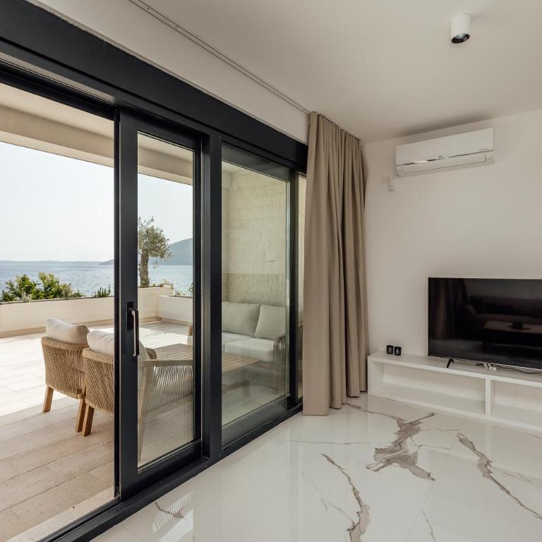Savina Beachfront Oasis - Two-Bedroom Apartment with Sea View - 10