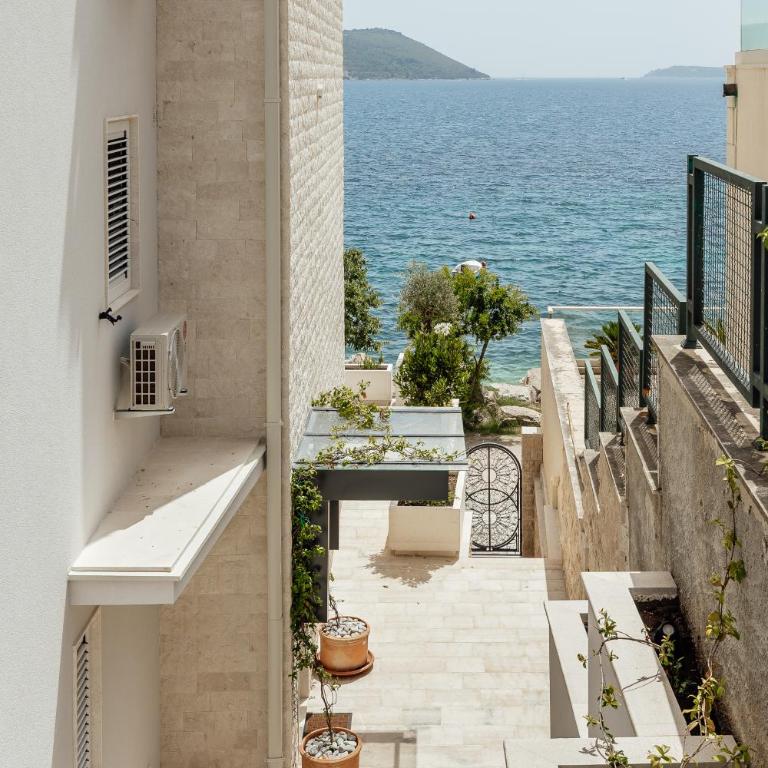 Savina Beachfront Oasis - Two-Bedroom Apartment with Sea View - 3