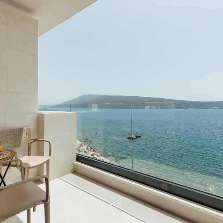 Savina Beachfront Oasis - Two-Bedroom Apartment with Balcony and Sea View - 2