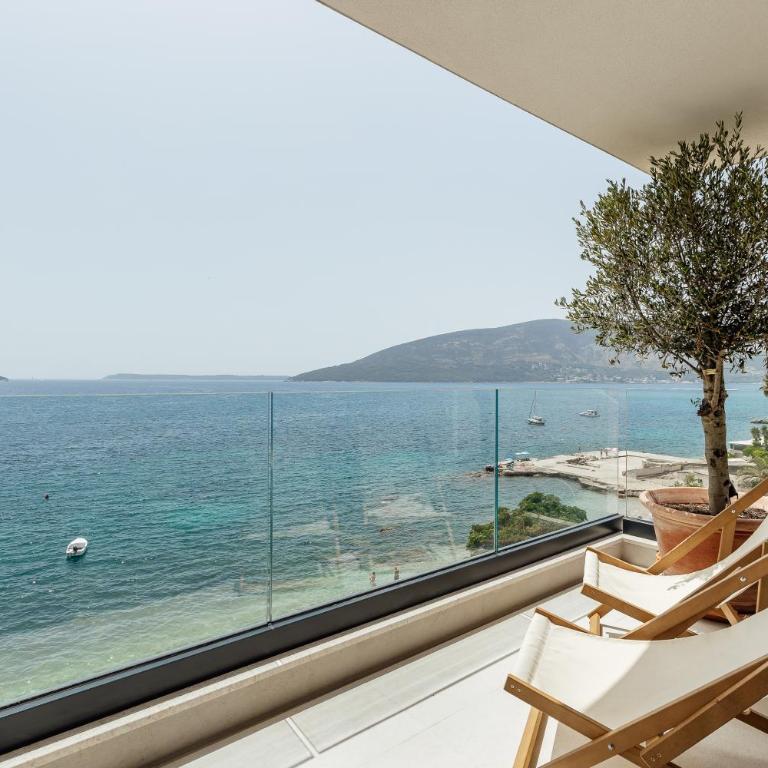 Savina Beachfront Oasis - Two-Bedroom Apartment with Balcony and Sea View - 1