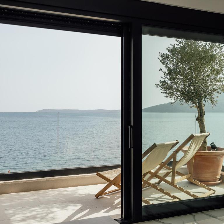 Savina Beachfront Oasis - Two-Bedroom Apartment with Balcony and Sea View - 7