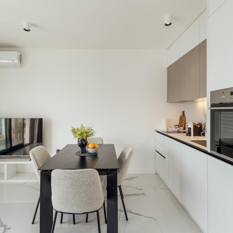 Savina Beachfront Oasis - Two-Bedroom Apartment with Balcony and Sea View - 10