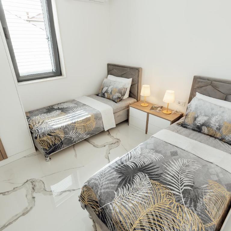 Savina Beachfront Oasis - Two-Bedroom Apartment with Balcony and Sea View - 15