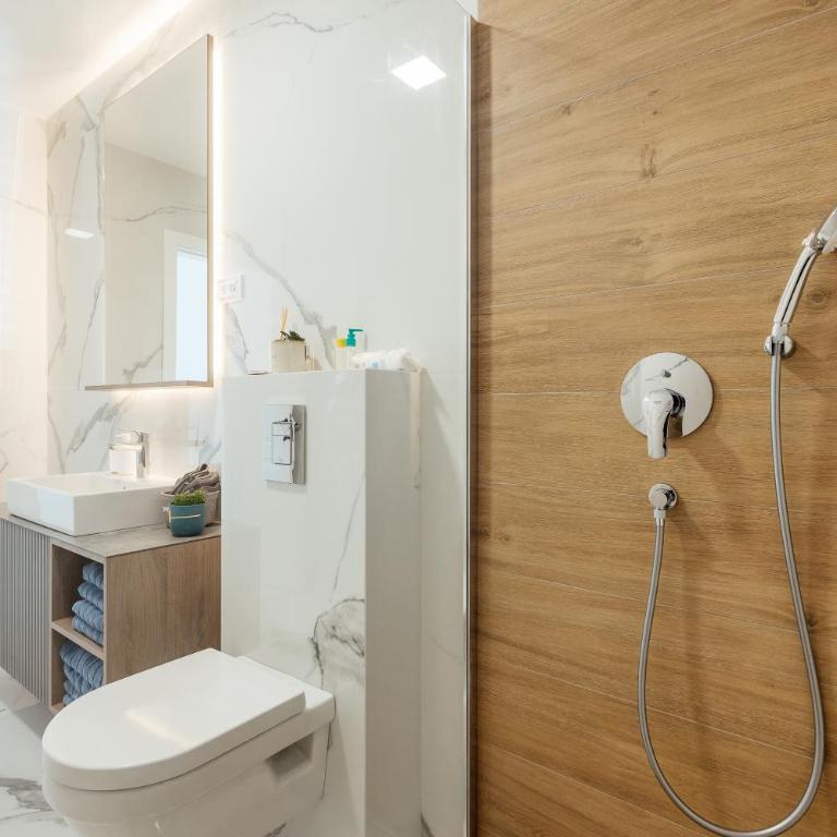 Savina Beachfront Oasis - Two-Bedroom Apartment with Terrace and Sea View - 4