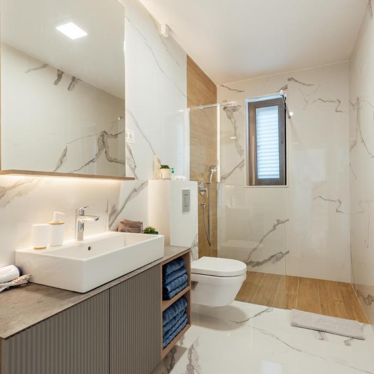 Savina Beachfront Oasis - Two-Bedroom Apartment with Terrace and Sea View - 5