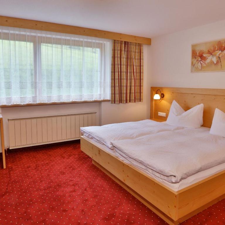 Haus Christina - Doppelzimmer mit Bergblick - 2