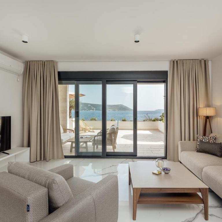 Savina Beachfront Oasis - Two-Bedroom Apartment with Terrace and Sea View - 14