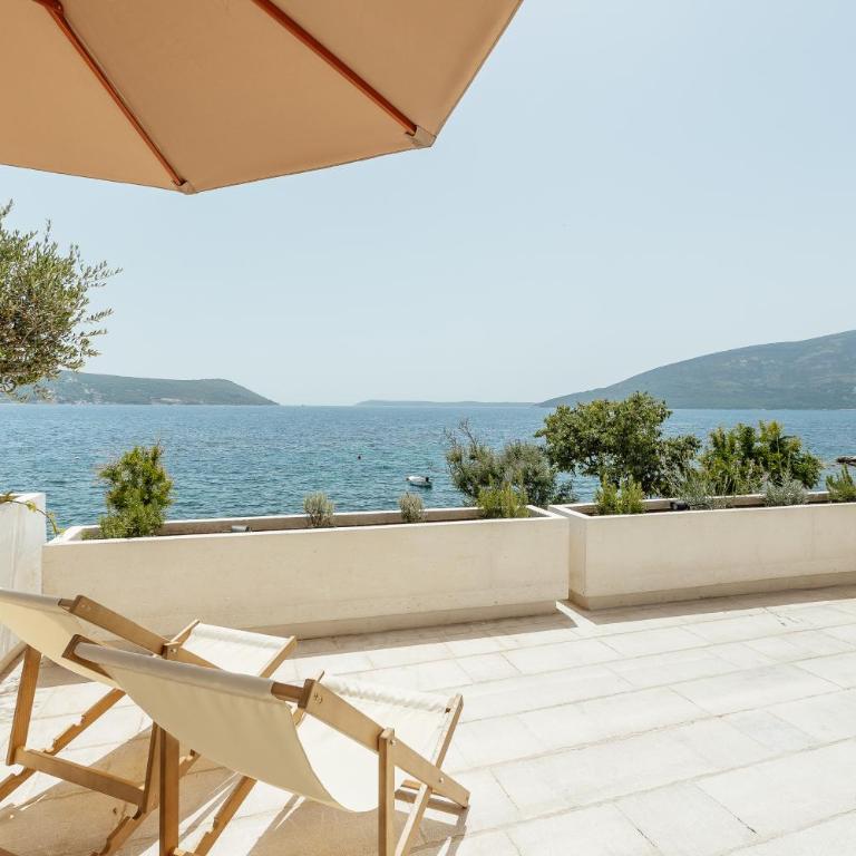 Savina Beachfront Oasis - Two-Bedroom Apartment with Terrace and Sea View - 15