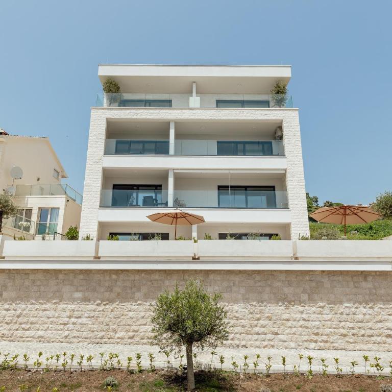 Savina Beachfront Oasis - Two-Bedroom Apartment with Terrace and Sea View - 18