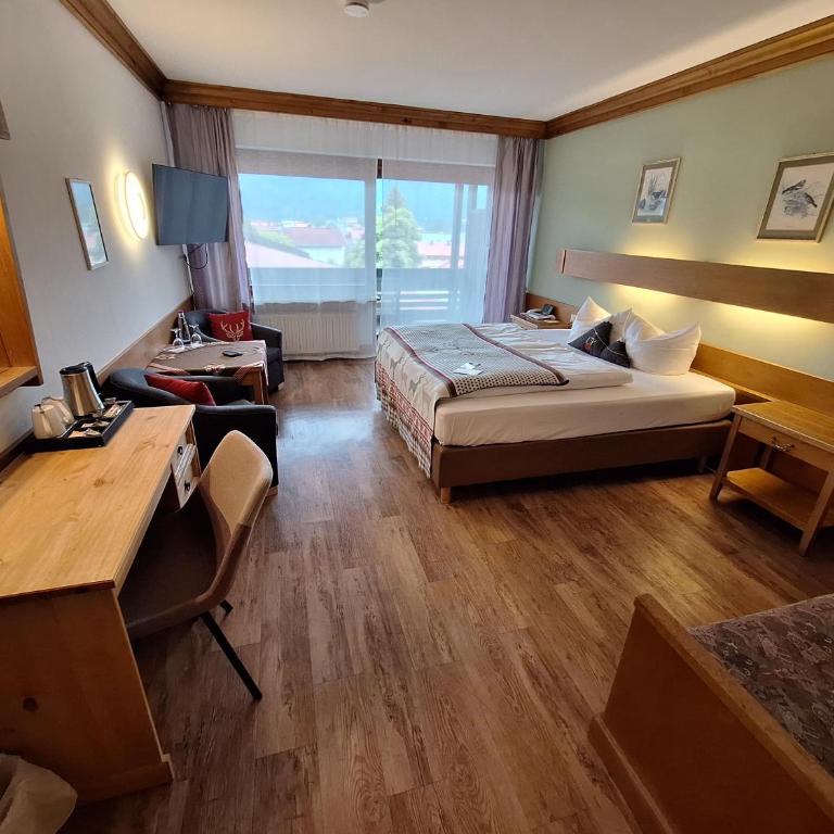 Hotel Löwen - Doppelzimmer mit Zustellbett - 8