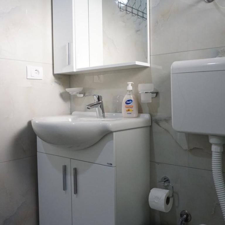 Guesthouse Sinani - Standard Triple Studio - 4