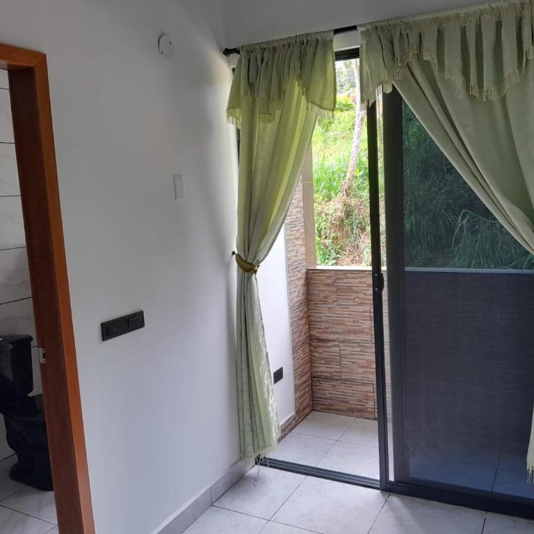 Hostal Limoncocha - Habitación Triple con vistas - 5