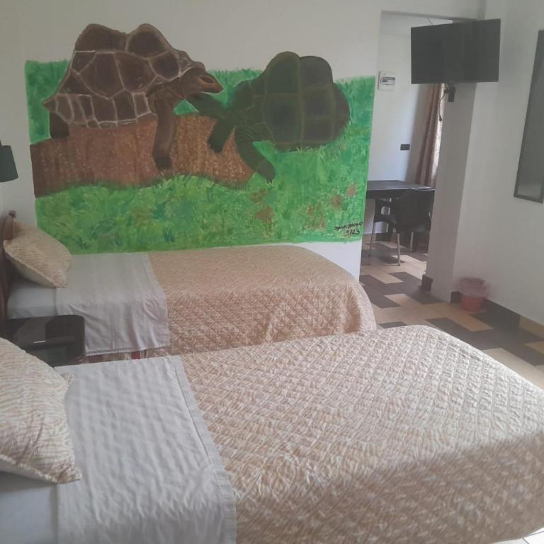 Hostal Limoncocha - Habitación Cuádruple con ducha - 3