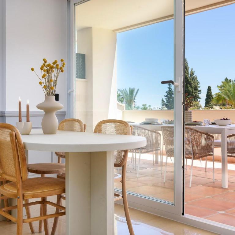Stunning Renovated 2-bedroom in Golden Mile - Two-Bedroom Apartment - 1