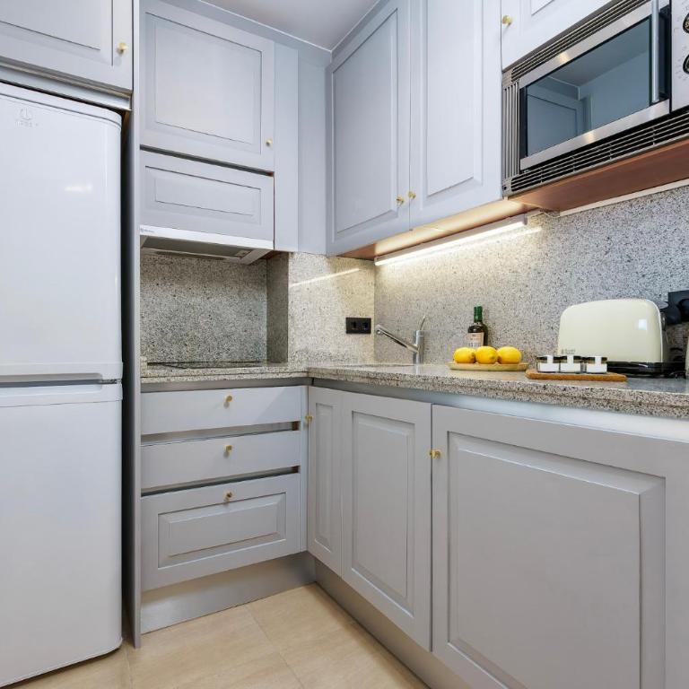 Stunning Renovated 2-bedroom in Golden Mile - Two-Bedroom Apartment - 8