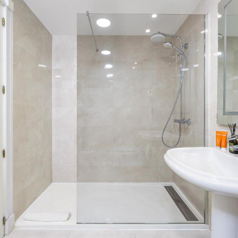 Stunning Renovated 2-bedroom in Golden Mile - Two-Bedroom Apartment - 14