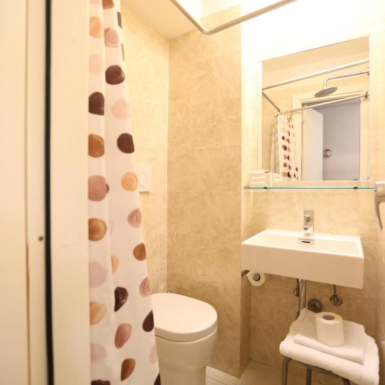Hotel Touring - Small Single Room - 1