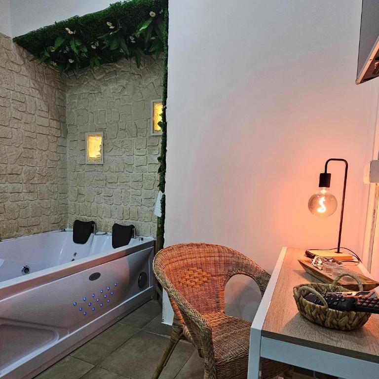 B&B Napoli Centrale Room&Jacuzzi - Suite Deluxe con Vasca Idromassaggio - 18