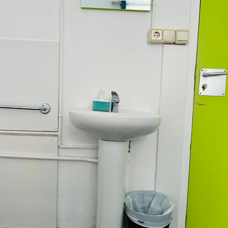 Central and Basic Universitat for YOUNG HOSTEL - Twin Room with Balcony - 3