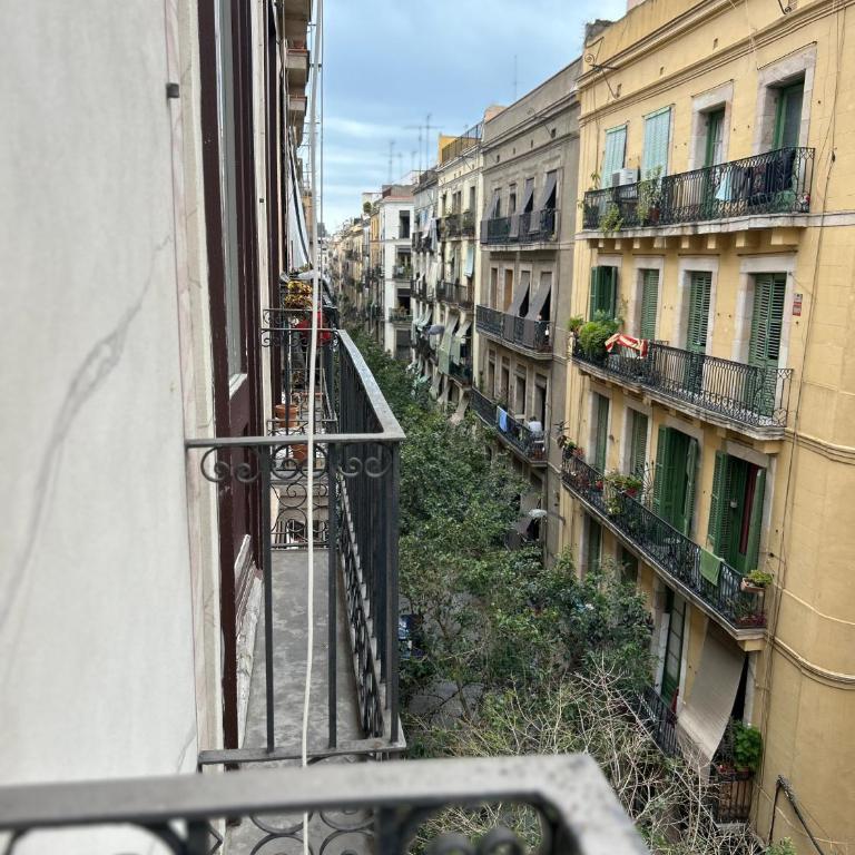 Central and Basic Universitat for YOUNG HOSTEL - Single Room with Balcony - 1